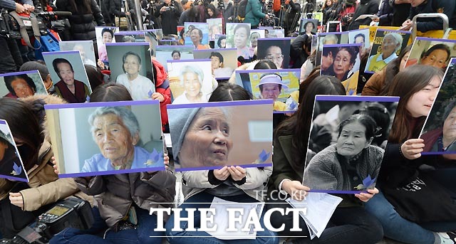 학생들이 위안부 할머니들의 사진을 들고 수요시위에 참석하고 있다.