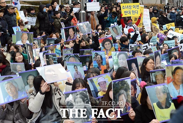 일본군 위안부 문제 해결을 위한 1211차 정기 수요시위가 30일 오후 서울 중학동 일본대사관 앞에서 열리고 있다.