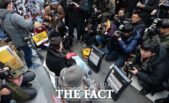일본군 위안부 문제 해결을 위한 1211차 정기 수요시위가 30일 오후 서울 중학동 일본대사관 앞에서 열린 가운데 길원옥이용수 할머니가 참가하고 있다.