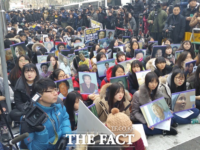 일본군 위안부 문제 해결을 위한 1211차 정기 수요시위가 30일 오후 서울 중학동 일본대사관 앞에서 열린 가운데 집회 참석자들이 고인이 된 위안부 피해자 할머니들의 생전 사진을 들고 있다./종로=신진환 기자