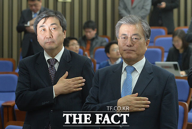 문재인(오른쪽) 더불어민주당 대표는 31일 일본군 위안부 한일 협상에 대해 정부가 10억 엔에 우리의 혼을 팔아넘겼다. 10억 엔에 할머니들을 팔아넘길 수 없다. 우리는 굴욕적인 협상 결과로 얻는 10억 엔을 거부한다고 밝혔다./문병희 기자