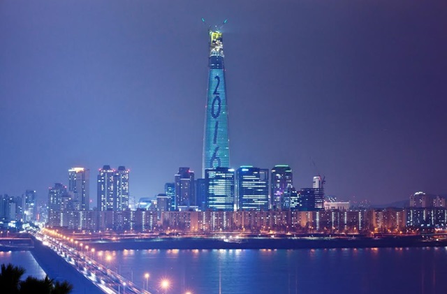 잠실 롯데월드타워에서 31일 밤부터 1월3일까지 2016 롯데월드타워 새해 트위스트 쇼가 열린다. /롯데물산 제공