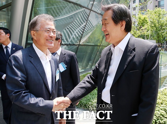 김(오른쪽) 대표와 문 대표는 올해 정치권의 화합을 기원하고, 총선 승리의 각오를 다졌다./더팩트DB