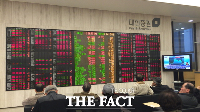 올해 증시 유망종목 키워드로 전문가들은 친환경 자동차와 한류열풍에 힘입은 중국 소비주, 가치주를 제시한다./더팩트DB