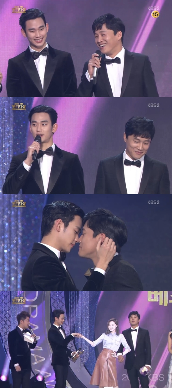 2015 KBS 연기대상에서 4관왕을 한 프로듀사. 이날 시상식에서 김수현♥차태현♥공효진은 베스트 커플상을 받았다. /2015 KBS 연기대상 방송화면 캡처
