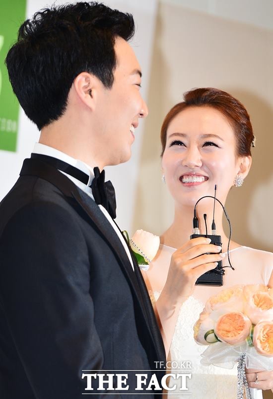 TV에서도 이제 그만 나와야 되는 것 아녜요? 장윤정이 가족과 벌이는 오랜 다툼을 지켜보는 사람들 중에는 그가 인기가수란 점을 들어 대중 스타라면 대중의 시선에서 바라보려는 최소한의 노력은 기울일 필요가 있다고 말한다. 장윤정은 2013년 6월 서울 여의도 63컨벤션센터 그랜드볼룸홀에서 아나운서 도경완과 성대한 결혼식을 올렸다. /더팩트 DB