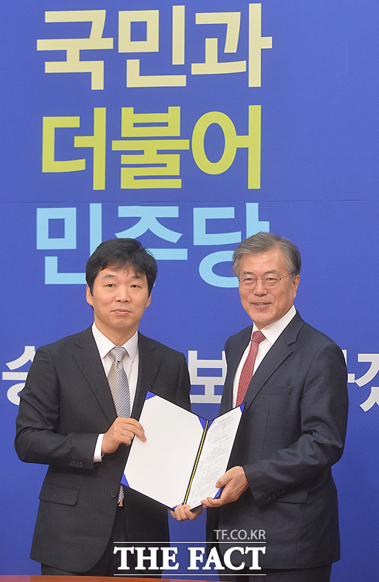 김병관 웹젠 이사회 의장(왼쪽)이 3일 오후 서울 여의도 국회에서 더불어민주당 입당 기자회견을 마친 뒤 입당서를 들고 문재인 대표와 포즈를 취하고 있다./국회=문병희 기자