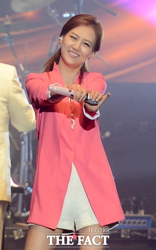 절대 초심을 잃지 않겠다던 다짐도 빛이 바랬다 지난해 5월 서울 여의도동 63시티 컨벤션 그랜드볼룸에서 가진 장윤정의 효 디너쇼를 두고 일부 공연기획자들은 드러내놓고 불편한 속내를 드러냈다. /더팩트 DB