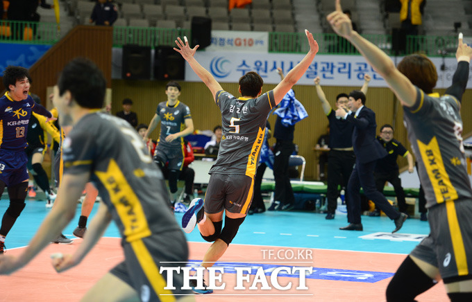 KB 선수들이 한국전력을 상대로 풀세트 혈투를 벌이며 승리를 거두자 환호하고 있다.