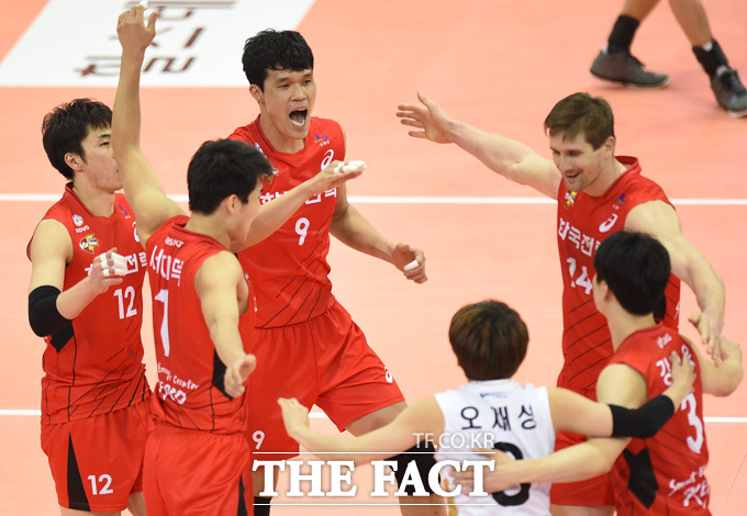 한국전력 선수들이 1세트를 먼저 따내자 기뻐하고 있다.