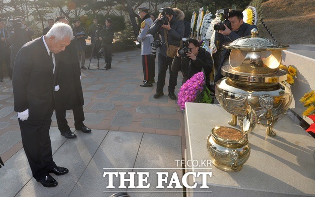 김한길 전 공동대표는 4일 탈당 이후 첫 공식일정으로 고 김대중 전 대통령의 묘역을 찾아 헌화하고 김대중 대통령은 내게 정치적 아버지 같은 분이라고 밝혔다./문병희 기자