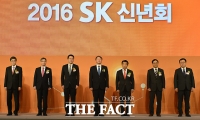 [TF포토] 기념촬영하는 최태원 SK 회장