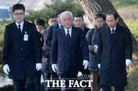 [TF포토] 김대중 전 대통령 묘소 찾는 김한길 의원