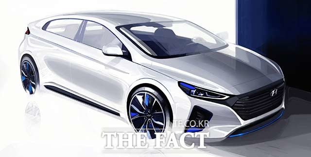 현대자동차가 국내 최초의 친환경 전용차인 아이오닉 하이브리드의 사전계약을 실시한다. 오는 14일 출시 예정인 아이오닉은  22km/L의 연비를 자랑한다. /현대자동차 제공