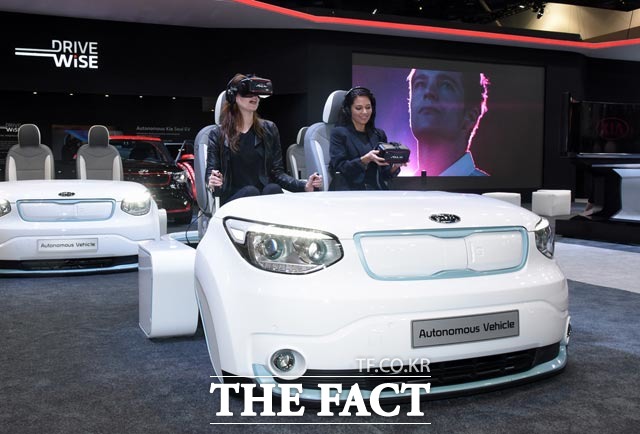 기아차는 2016 CES 부스에서 자율주행을 가상현실(VR)로 체험할 수 있도록 했다,