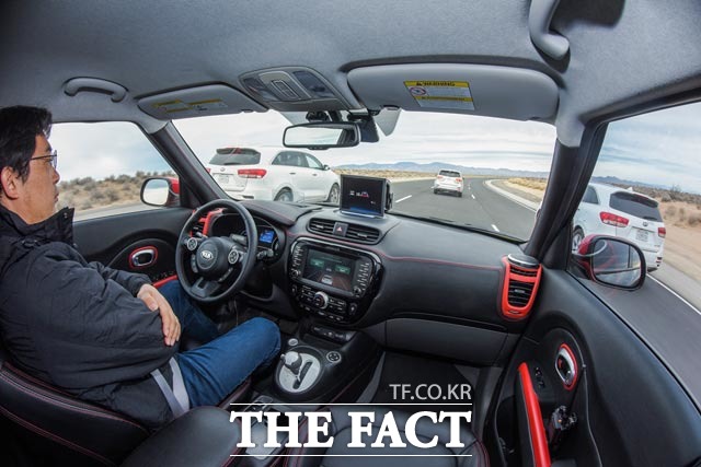 쏘울 EV 자율주행차 스승 모습. 운전자는 손을 핸들에서, 발을 가속 페달에서 떼고 있지만 차량은 도로를 달리고 있다.