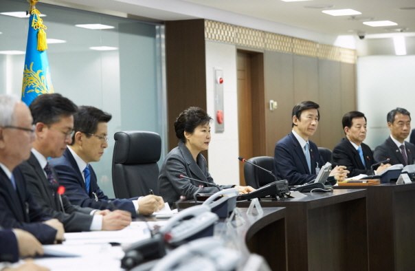 박근혜 대통령이 6일 오후 청와대 국가위기관리상황실에서 열린 국가안전보장회의(NSC)를 주재하고 북한 4차 핵실험과 관련해 논의하고 있다.