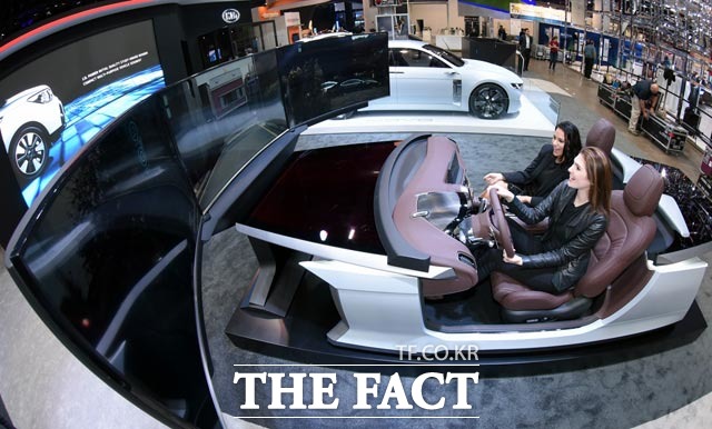 기아차의 뉴 기아 아이 칵킷을 시연하고 있는 모습. 관람객들은 기아차의 부스에서 자율주행 영상 체험을 통해 관련 선행 기술들을 경험할 수 있다.