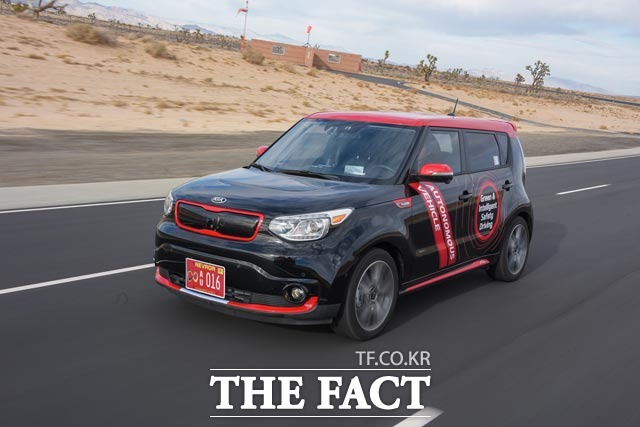 2016 CES에 참가한 기아자동차는 자율주행이 가능한 쏘울 EV 차량을 공개하는 등 첨단 자율주행 기술을 공개했다. /기아자동차 제공