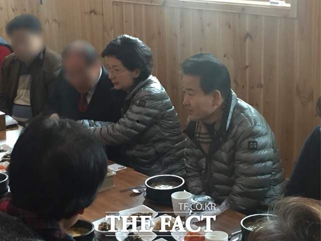 정동영(오른쪽) 전 의원과 아내 민혜경 여사가 7일 오후 전북 순창군 복흥면의 한 식당에서 지지자들과 대화를 나누고 있다./순창=서민지 기자