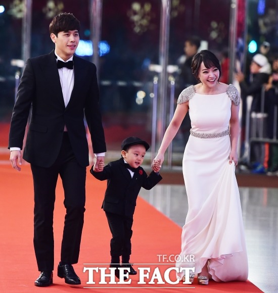 오마베 출연진 변동. 뮤지컬 배우 손준호(왼쪽) 김소현(오른쪽) 부부와 아들 주안 군이 SBS 토요일이 좋다-오 마이 베이비에서 하차한다. /배정한 기자