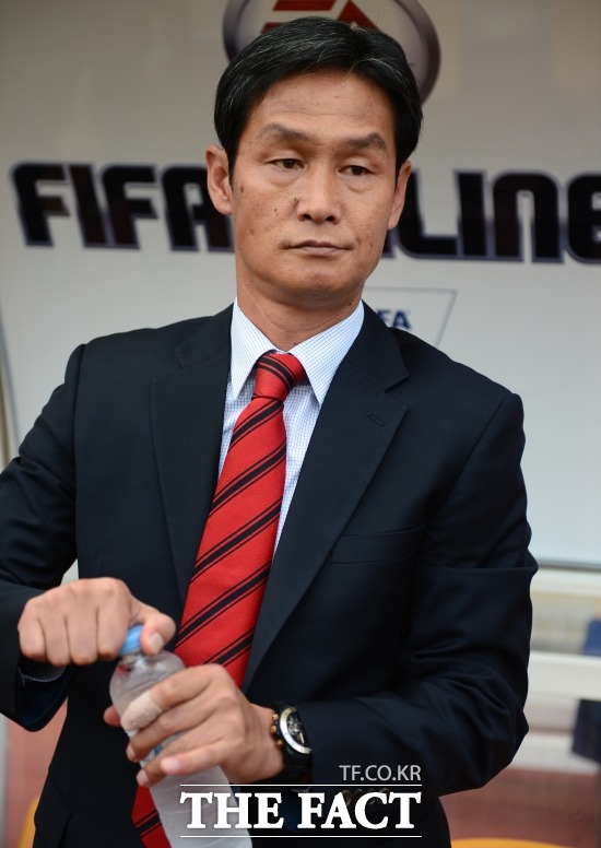 최용수 감독의 다짐 최용수 FC서울 감독이 7일 전북 현대의 독주를 막는 데 온 힘을 다하겠다고 다짐했다. 사진은 지난해 K리그 클래식 경기를 지켜보는 장면. / 더팩트 DB