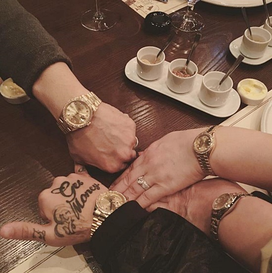 최근 가족에게 롤렉스 시계 사준 도끼. 래퍼 도끼가 새해를 맞아 명품 시계를 선물한 사실을 밝혔다./도끼 인스타그램