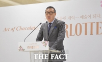 [TF포토] 초콜릿 브랜드 '샤롯데' 설명하는 배성우 상무
