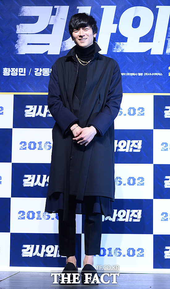 강동원만 가능한 진주 목걸이 패션. 강동원은 올블랙 패션에 진주 목걸이를 매치했다. /이덕인 기자