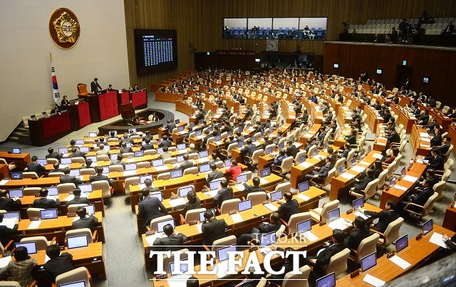국회가 8일 오후 본회의를 열고 북한 핵실험 규탄 결의안을 통과시켰다./배정한 기자