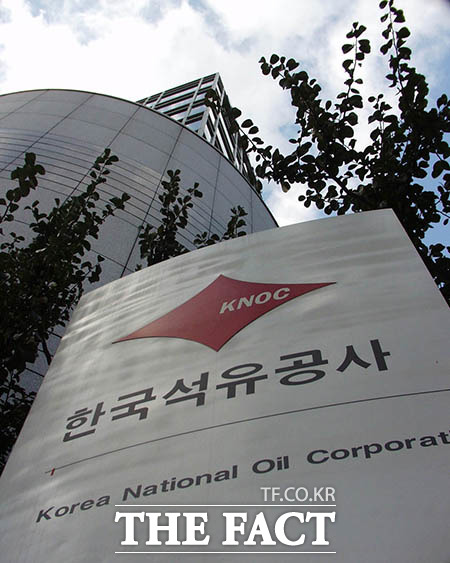 강영원 전 한국석유공사 사장이 1심에서 무죄를 선고받았다. 강 전 사장은 캐나다 하베스트를 인수하는 과정에서 석유공사에 5500여억 원의 손해를 끼친 혐의로 구속기소된 바 있다. 검찰은 7년울 구형했지만 결국 풀려났다. /더팩트 DB