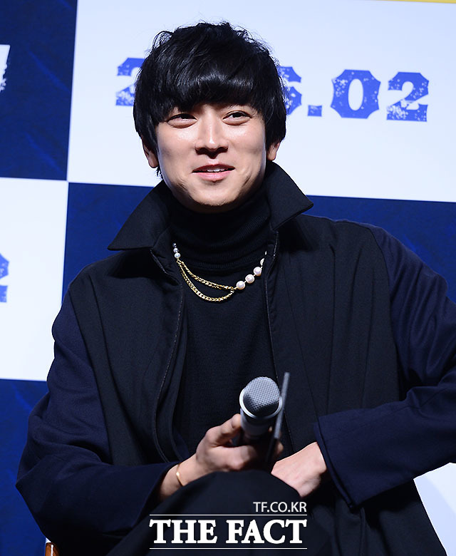 진주 목걸이로 올블랙 패션에 포인트를 준 배우 강동원. 4일 오후 서울 CGV 압구정에서 열린 영화 검사외전 제작보고회에 주연배우 강동원이 독특한 느낌의 올블랙 패션으로 참석했다. /이덕인 기자