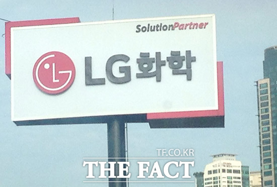 LG화학이 국내 최대 농자재 기업인 동부팜한농 주식 100%를 5152억원에 인수한다. 박진수 LG화학 부회장은 글로벌 톱10 업체로 적극 육성할 것이라고 밝혔다. /더팩트 DB