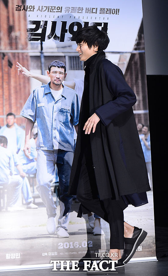 검사외전 제작보고회에 참석한 배우 강동원. 발목까지 오는 팬츠에 롱재킷으로 슬림한 몸매와 큰 키를 더욱 부각시킨 강동원. /이덕인 기자
