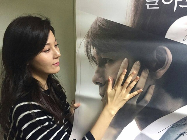 나를 잊지 말아요 주연배우 김하늘. 김하늘이 정우성의 애절한 표정이 담긴 포스터에 손을 갖다대며 착시 포스터를 완성했다. /CJ엔터테인먼트 페이스북