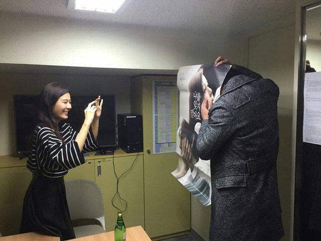 (정)우성 오빠, 너무 웃겨요 김하늘이 자신의 포스터를 들고 있는 정우성을 재미있게 바라보며 휴대전화로 촬영 중이다. /CJ엔터테인먼트 페이스북