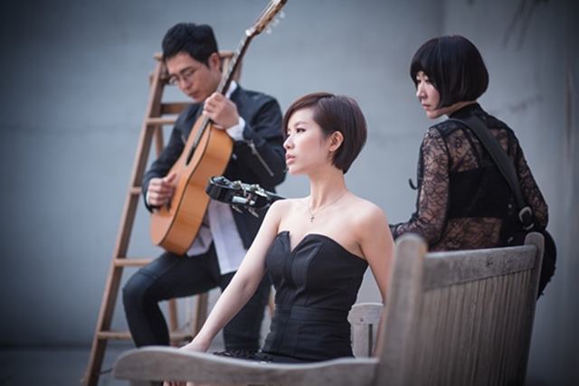 가수 박기영(가운데)이 결성한 3인조 밴드 어쿠스틱 블랑. 박기영은 앞으로 팝페라 가수뿐 아니라 대중가수로서도 활바한 활동을 펼쳐나갈 계획이다. /유니웨이브 제공