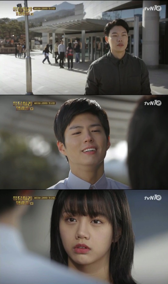 안타까운 두 남자의 사랑 위기에 빠진 덕선을 향해 정환이 달려갔지만, 택이가 한발 먼저 와 덕선과 만나고 있었다. /응답하라 1988