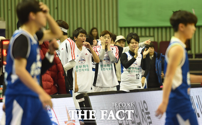 연예인 농구팀 선수들이 유소년팀 선수들과 경기 후 박수를 쳐주고 있다.