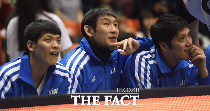 시니어올스타 김선형, 양동근, 함지훈이 3점슛 컨테스트 예선을 지켜보고 있다.