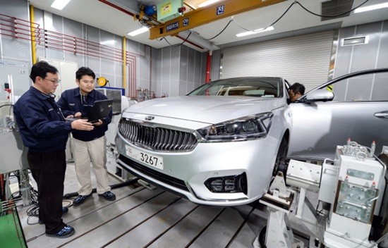 기아차는 7년 만에 풀체인지한 준대형 세단 K7에 완성차 업체로 최초로 확보한 전륜 8단 자동변속기를 탑재했다고 밝혔다. /기아차 제공