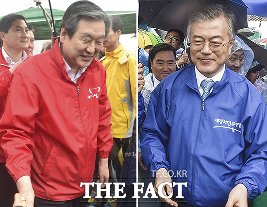 김무성 새누리당 대표(왼쪽)와 문재인 새정치민주연합 대표가 지난해 4.29 재보선 출정식에 각각 참석해 상인들에게 지지를 호소하며 미소를 짓고 있다. /더팩트DB