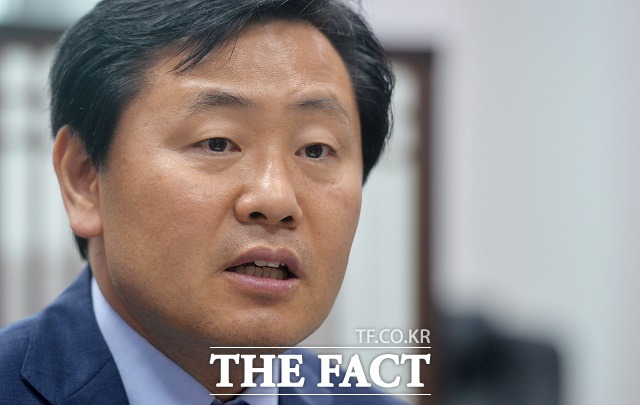 김관영 의원(46·전북 군산)이 11일 오전 국회 정론관에서 기자회견을 열고 더불어민주당 탈당을 선언했다./문병희 기자