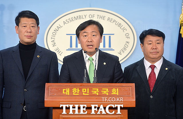 전북 군산을 지역구로 둔 김관영(46·가운데) 의원이 11일 더불어민주당 탈당을 공식 선언했다./국회=문병희 기자