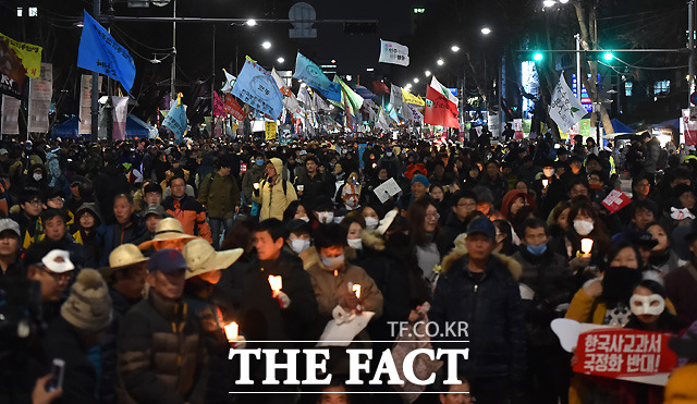 지난해 12월 5일 오후 서울 중구 서울광장에서 제2차 민중총궐기 대회가 열린 가운데 시위 참가자들이 행진의 목적지인 서울대학병원을 향해 행진하고 있다. /이새롬 기자