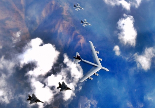 핵미사일을 탑재한 B-52 전략폭격기(가운데)가 10일 오전 우리 공군의 F15K, 미 공군 F16 등의 호위를 받으며 강원도 태백산맥 상공을 비행하고 있다./공군 제공
