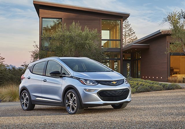 쉐보레 순수 전기차 볼트는 한번 충전으로 321km 이상 달릴 수 있으며, 200마력에 달하는 최고출력과 36.7kg.m의 최대토크를 낸다. /한국지엠 제공