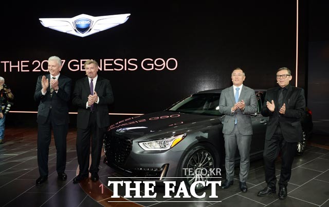 알버트 비어만 부사장, 데이브 주코브스키 사장, 정의선 부회장, 피터 슈라이어 사장(왼쪽부터) 이 제네시스 G90를 공개하고 기념 촬영하며 박수를 치고 있다.