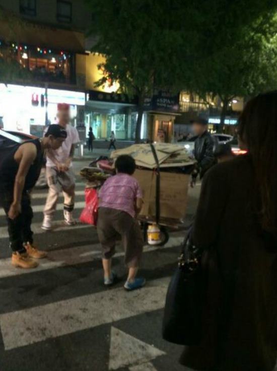 폐지 줍는 할머니를 돕고 있는 그룹 아이콘의 멤버 바비(왼쪽). <더팩트> 취재 결과 이 사진은 지난 2014년 9월 촬영된 것으로 확인됐다. /온라인 커뮤니티 게시판