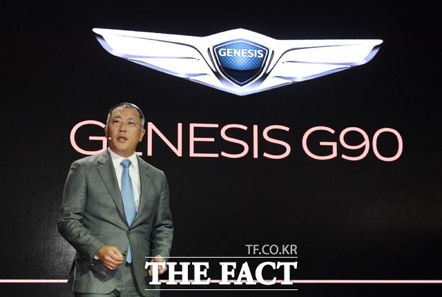 글로벌 럭셔리 브랜드 제네시스의 G90이 북미 시장에 출사표를 던졌다. 디트로이트 모터쇼에 참석한 정의선 현대자동차 부회장은 제네시스의 방향성을 업계 관계자들에게 직접 소개했다. /현대자동차 제공
